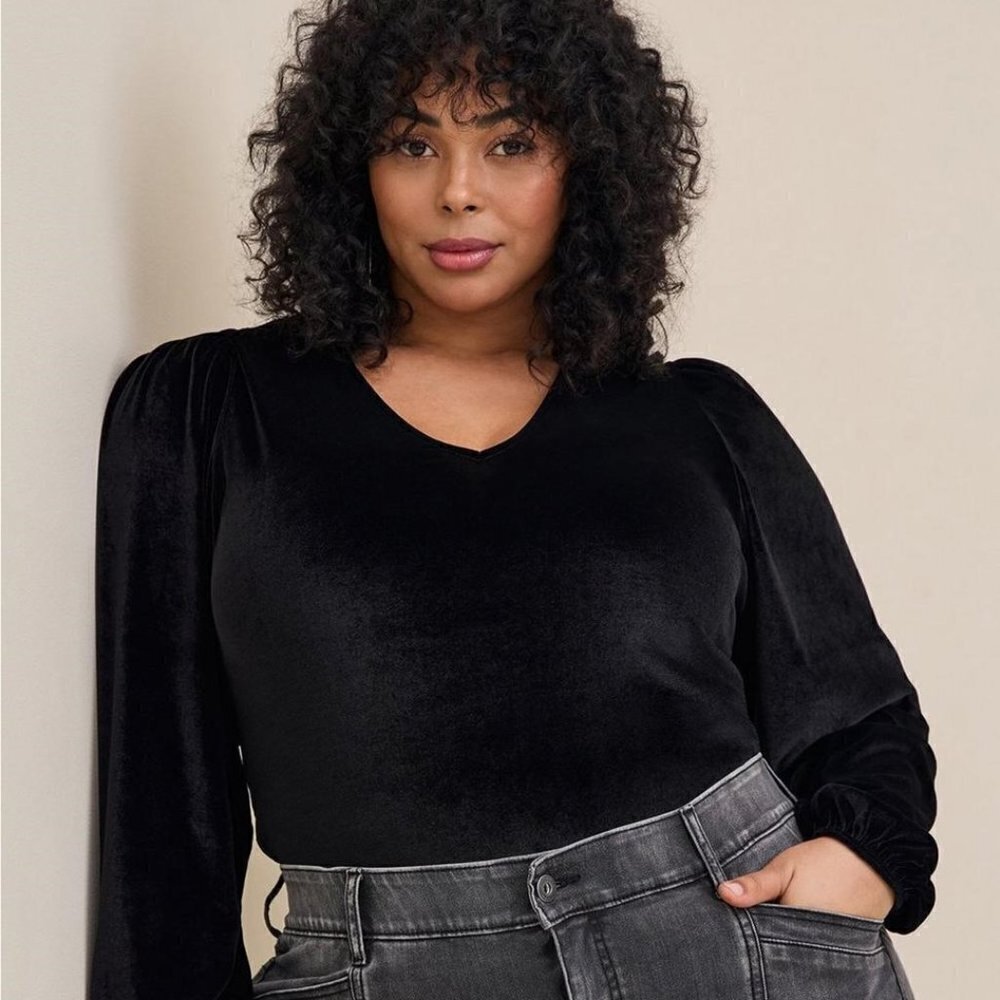 Torrid - Stretch Velvet V-Neck Long Sleeve Bodysuit in Deep Black​​​​​​​​ - Picture 14 of 15